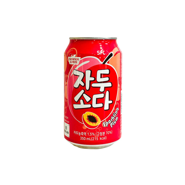 A red can of sparkling plum soda with Korean text and a sliced plum image. Featured in Squid Game Season 3 x Japan Crate (Medium), this 350 ml drink has 215 kcal—perfect to enjoy while displaying your Squid Game keychain.